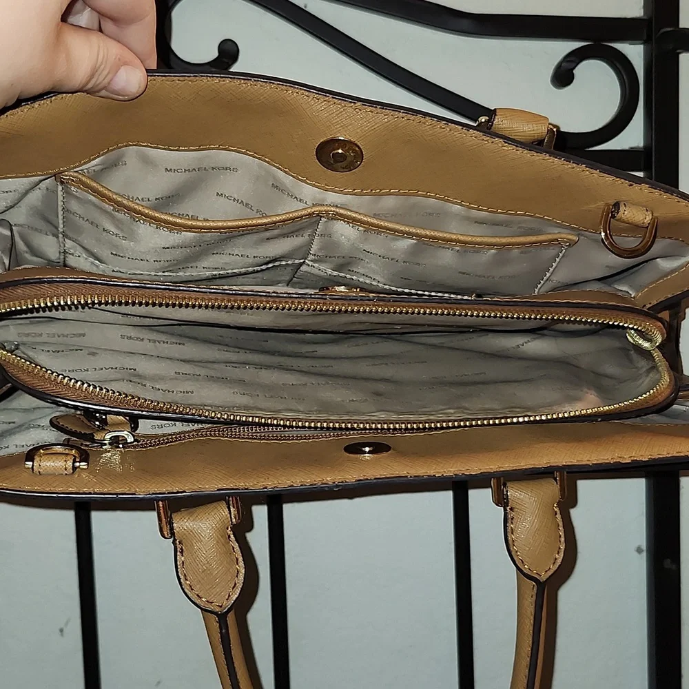 MICHAEL KORS PURSE - Picture 4 of 5